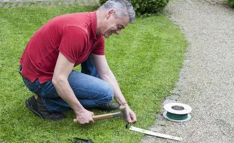 Проложите ограничительный провод для газонокосилки-робота