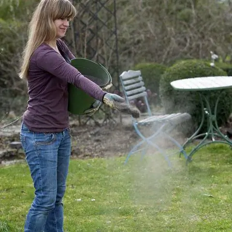 Распределить почвенный активатор по газону