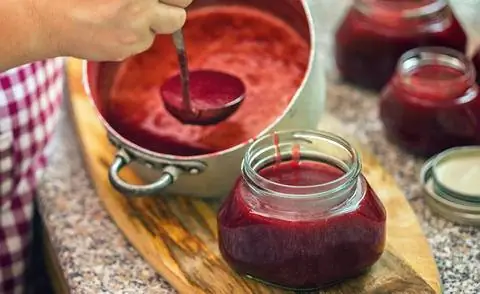 Разлить клубничное варенье по банкам