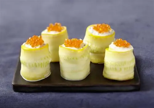 кабачковые маки со свежим сыром и икрой лосося