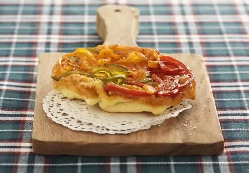 терпкий татен с перцем и свежим козьим сыром