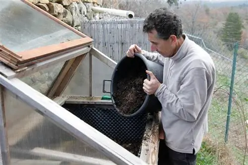 В чем разница между компостом и почвой?