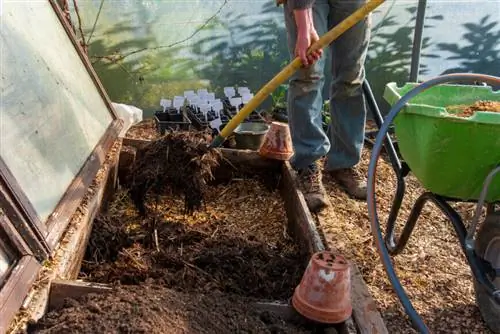 Установка компоста на огороде