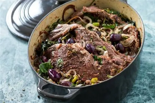 Тушеная говядина по-провансальски с оливками, каперсами и анчоусами. Тушеная говядина по-провансальски с оливками, каперсами и анчоусами.
