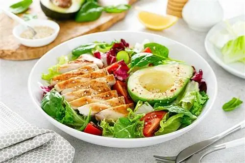 Мексиканский салат с куриной грудкой и авокадо