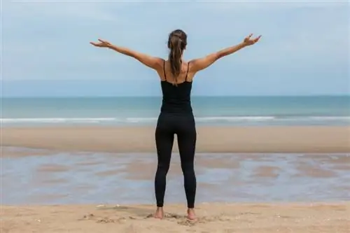 Женщина на пляже перед волнами