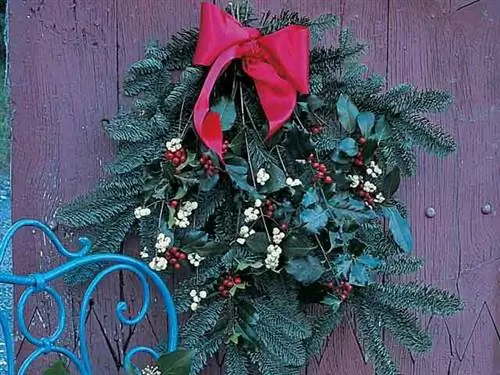 Домашний рождественский венок со свежими ягодами