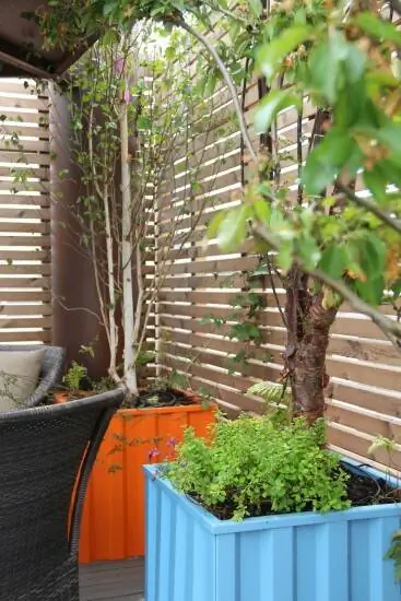 красочные уличные контейнеры