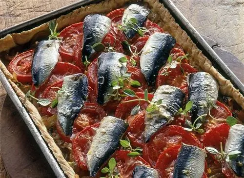 Летний рецепт: Теплый пирог с сардинами и луковым фондю