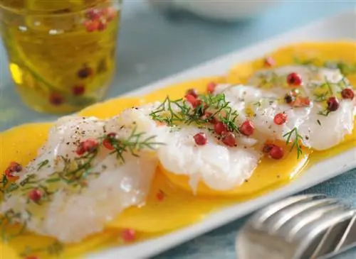 Карпаччон из морского окуня с манго, укропом и розовыми ягодами Карпаччон из морского окуня с манго, укропом и розовыми ягодами