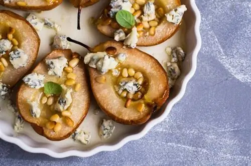 Рецепт груш с голубым сыром и сухофруктами