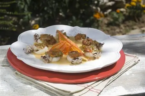 Приготовьте шашлычки из кальмаров, маринованных и приготовленных на гриле