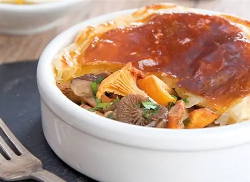 Салат из слоеного теста с грибами и фенхелем