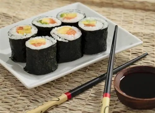 Приготовление маки с лососем, ананасом и авокадо