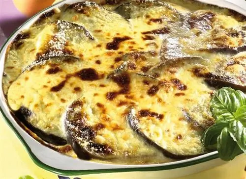 Баклажаны, запеченные с яйцом, сливками и пармезаном