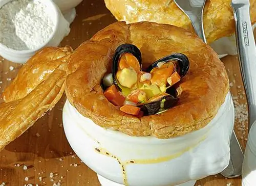 Наге из мидий с шафраном в корочке из слоеного теста