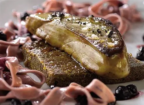 Обжаренная на сковороде утка, эскалоп с фуа-гра и черничные креветки