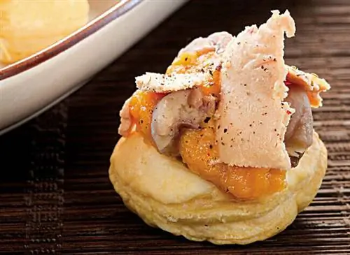 Нарезанный сладкий картофель и фуа-гра на каштановом тосте