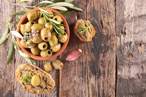 тапенады из зеленых оливок и зеленые оливки