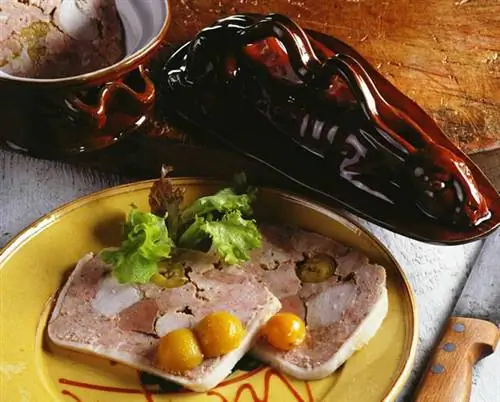 Приготовьте мясную закуску: паштет из кролика со сливами мирабель.
