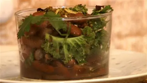 Салат из сушеной фасоли и морских водорослей