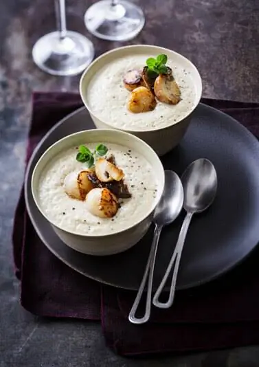 Эндивий крем, гребешки и грибы