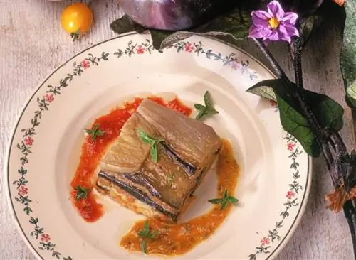 Рецепт мусаки из баранины и говядины, соуса из томатов и базилика