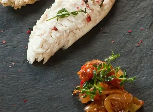 Морской лещ, приготовленный в соленой корочке и томатном компоте