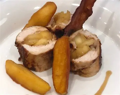 Балотина из птицы с яблоками и копченой грудинкой