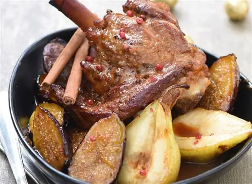 Праздничный рецепт: рулька ягненка с медом и фруктами