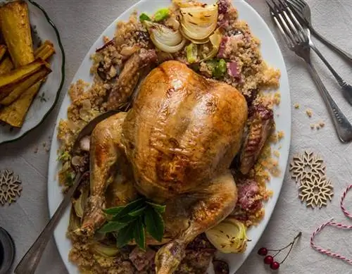 Жареная курица с клюквой, киноа и каштанами