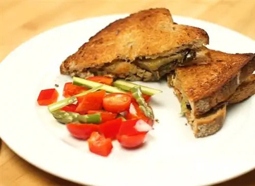 Баклажаны, спаржа и перцовый кроке