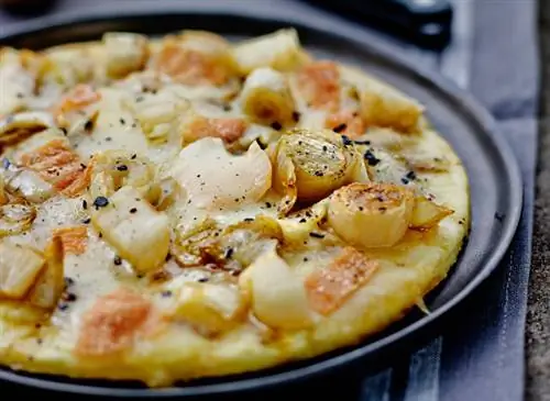 Картофельная пицца с эндивиями и Старым Лиллем