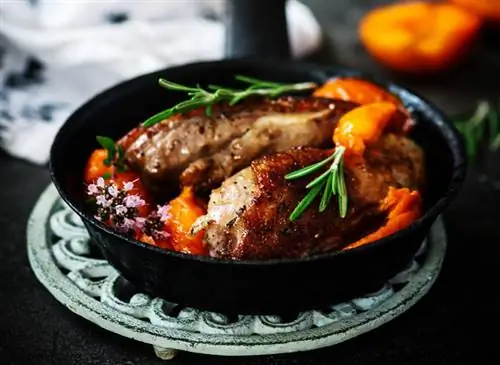 Жареная утка с абрикосами, медом и розмарином