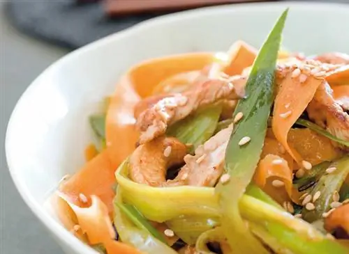 Вок с морковью, луком-пореем и курицей &copy; Филипп Дюфур/Интерфель