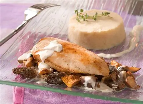 Суп из цесарки с шампанским и маленькими грибами