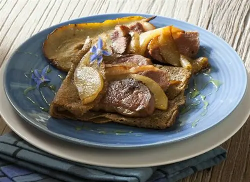 Гречневые оладьи с карамелизированными грушами и утиной грудкой стрипами