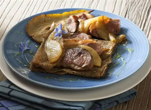 Гречневые оладьи с грушами и утиной грудкой