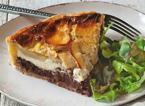 Пикантный тарт с кровяной колбасой и яблоками
