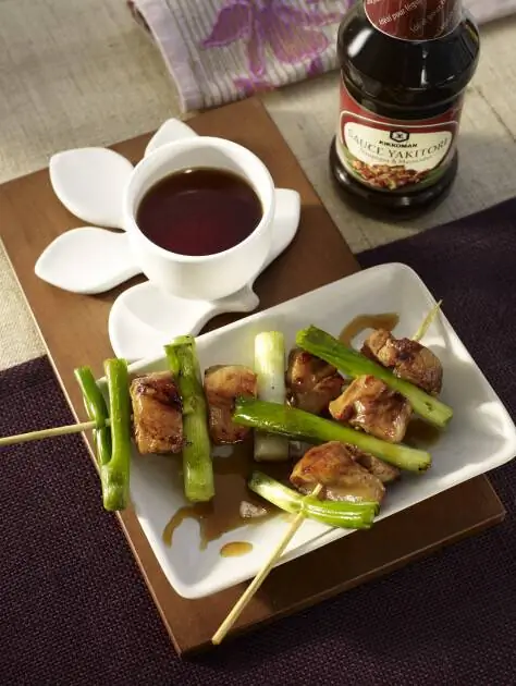 Шашлычки из курицы-гриль и зеленого лука - Kikkoman