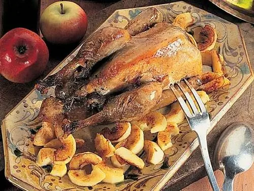 Цесарка с яблоками