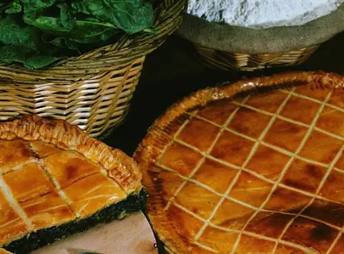 Зимний пирог с луком-пореем и шпинатом