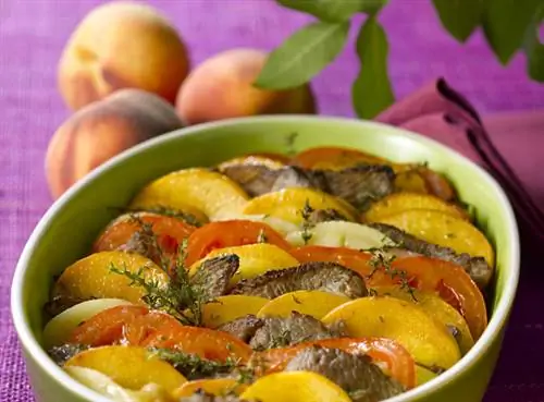Ягненок с местными персиками