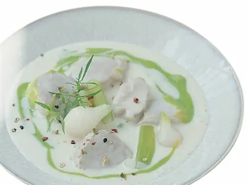 Телятина тушеная с горошком и луком -