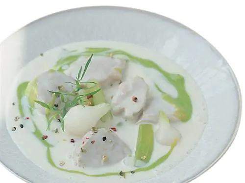 Приготовление телячьего блина с горошком и луком