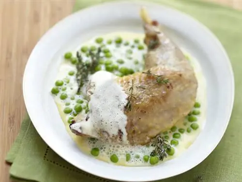 Ножка цесарки с горошком и игристым соком тимьяна