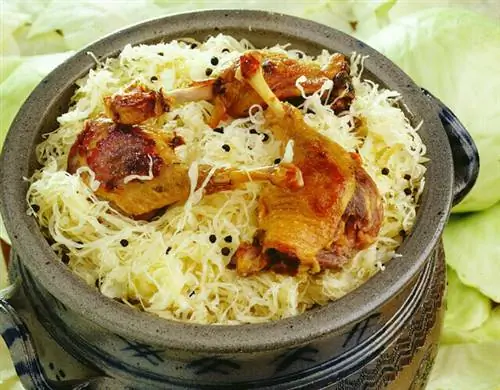 Квашеная капуста с конфи из гуся