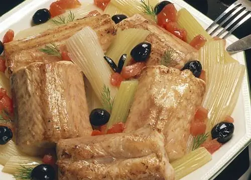 Руссет и веточка сельдерея украшают оливками