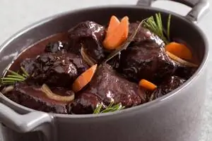Рецепт тушеной говяжьей щеки с черносливом