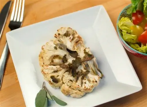 Стейк из жареной цветной капусты с каперсами и анчоусами